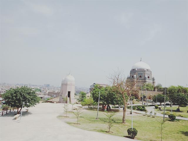 File:Multan Park.jpg; Syed Shabab Akbar Shah; CC BY-SA 4.0; https://commons.wikimedia.org/wiki/File:Multan_Park.jpg. Resized sample image.